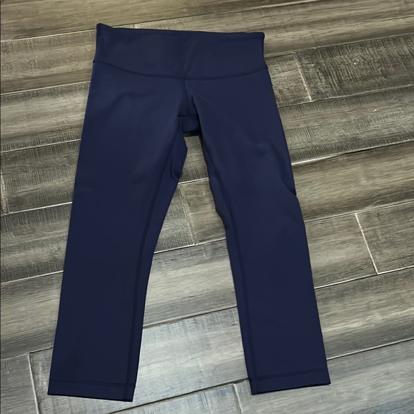 lululemon athletica Pants - EUC Lululemon Cropped Leggings 6